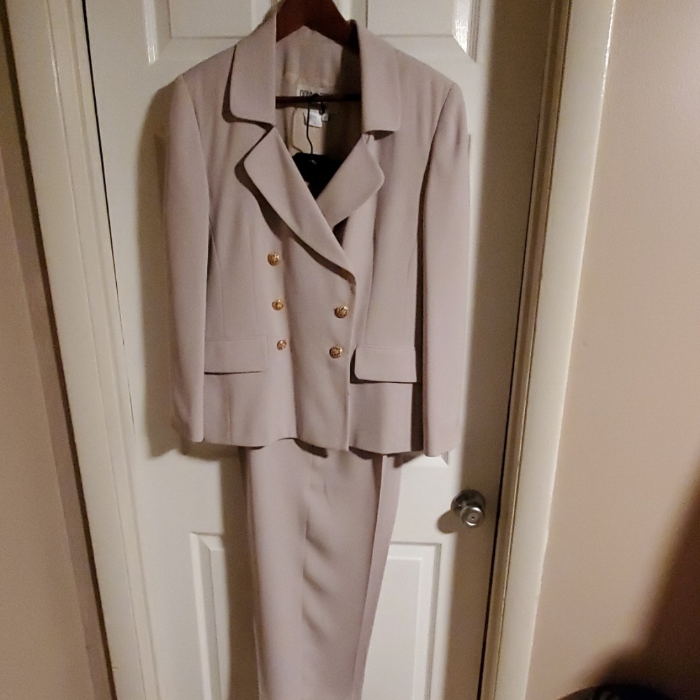 Donna Toran Suit